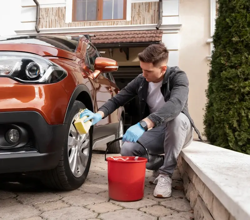 Lavage auto à domicile Névian : professionnel intervenant sur un véhicule